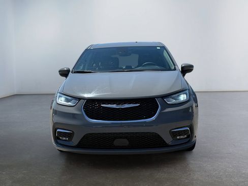Used 2023 Chrysler Pacifica Touring-L FWD image 8