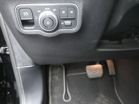 Used 2025 Mercedes-Benz GLB 250 image 16