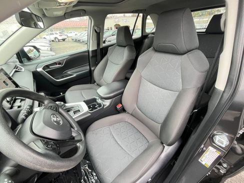 Used 2025 Toyota RAV4 XLE image 37