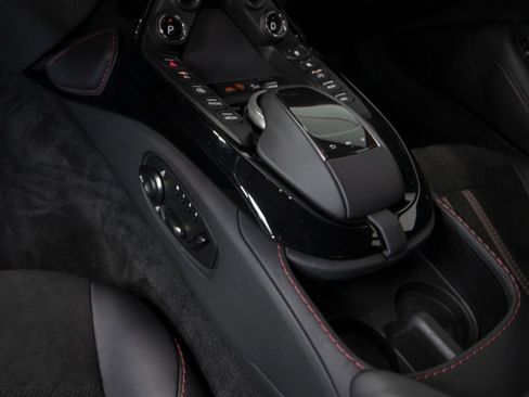 Used 2022 Aston Martin V8 Vantage Coupe image 33