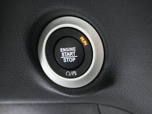 New 2026 Chrysler Pacifica Limited w/ Uconnect Theater Family Group image 34