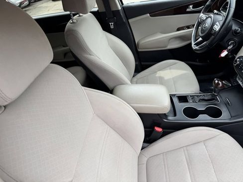 Used 2017 Kia Sorento LX w/ LX Convenience Package image 19