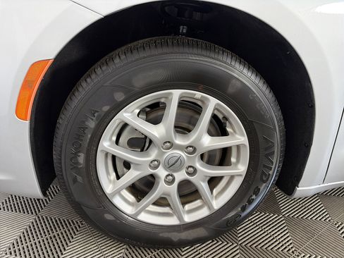 Used 2024 Chrysler Pacifica Touring-L image 14