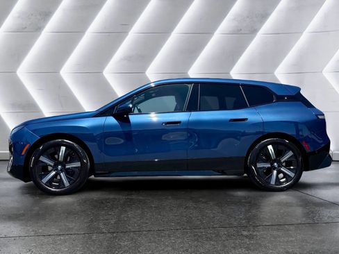 Used 2022 BMW iX xDrive50 w/ Sport Package AWD/4WD image 5