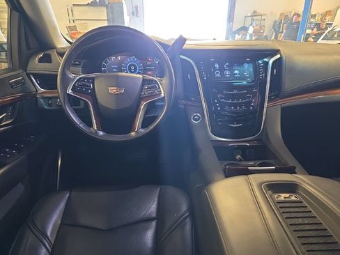 Used 2019 Cadillac Escalade Luxury RWD image 4