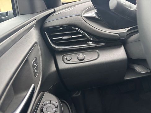 Used 2025 Buick Envista Sport Touring image 32