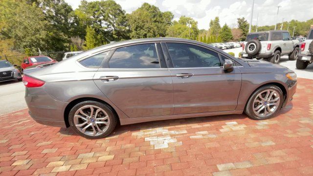 Used 2017 Ford Fusion SE w/ Equipment Group 201A FWD image 2