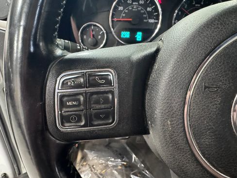 Used 2015 Jeep Wrangler Unlimited Rubicon w/ Connectivity Group AWD/4WD image 24