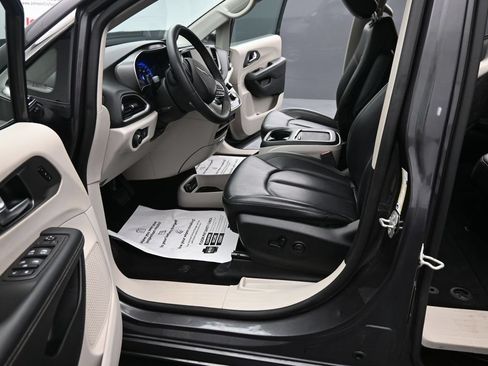 Used 2023 Chrysler Pacifica Touring-L FWD image 16