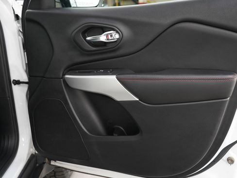 Used 2018 Jeep Cherokee Trailhawk w/ Cold Weather Group image 9