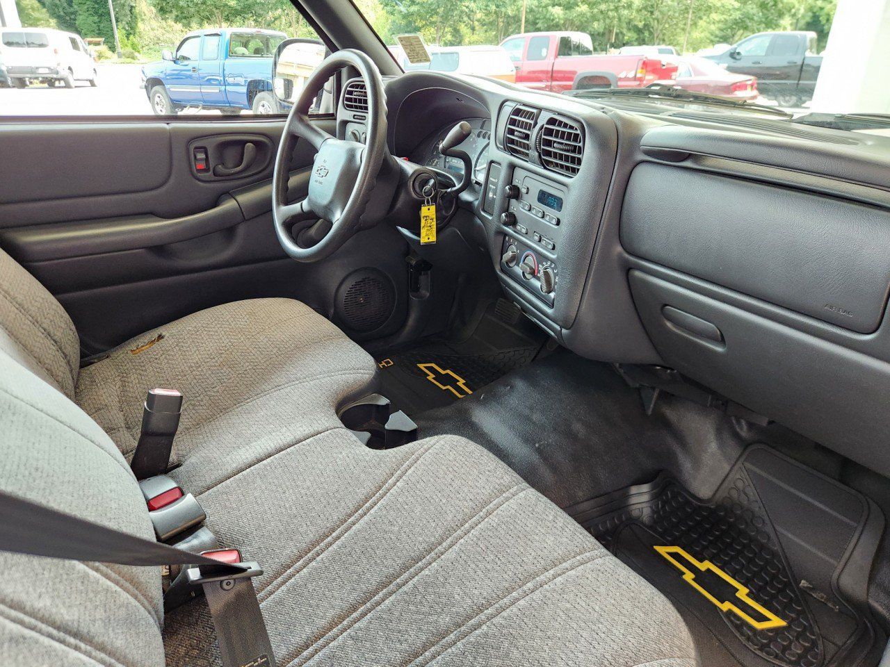 Used 2002 Chevrolet S10 Pickup 2WD Regular Cab image 2