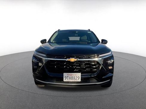 Used 2025 Chevrolet Trax LT w/ LT Convenience Package image 3