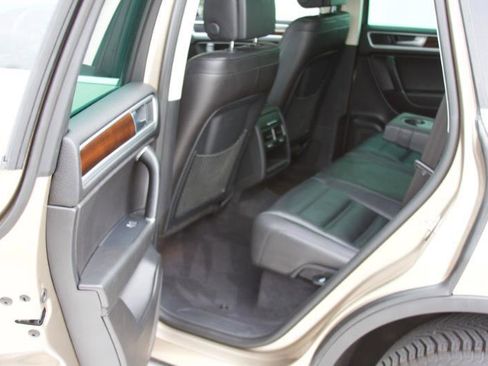 Used 2016 Volkswagen Touareg TDI image 39
