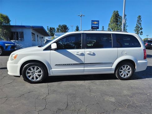 Used 2014 Chrysler Town & Country Touring image 4