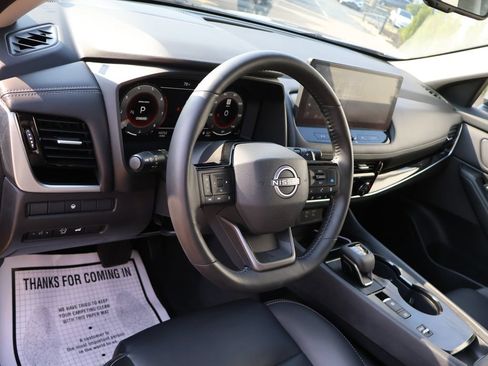 Used 2025 Nissan Rogue SL FWD image 23