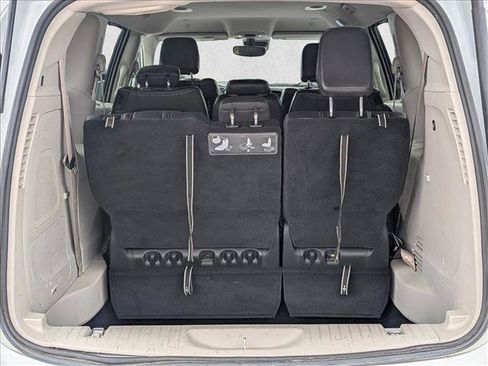 Used 2021 Chrysler Pacifica Touring-L w/ Uconnect Theater Family Group FWD image 4