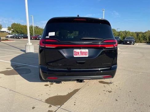 New 2026 Chrysler Pacifica Limited w/ S Appearance Package image 3