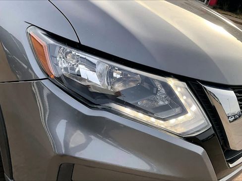 Used 2018 Nissan Rogue SV image 25