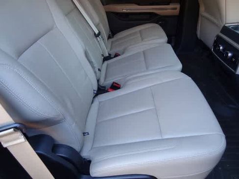 Used 2023 Ford Expedition XLT image 14