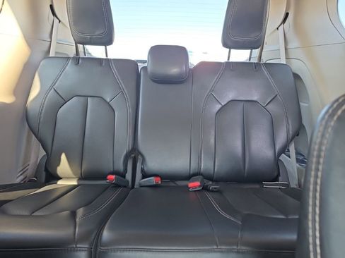 Used 2024 Chrysler Pacifica Touring-L image 12