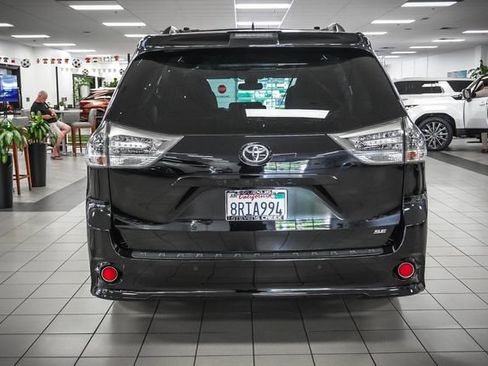 Used 2020 Toyota Sienna SE Premium FWD image 7