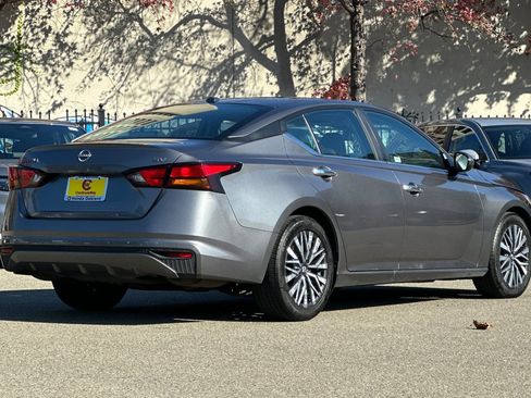 Used 2023 Nissan Altima 2.5 SV image 4