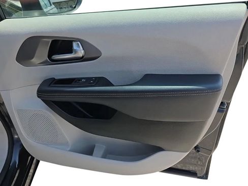 Used 2023 Chrysler Pacifica Touring-L FWD image 22