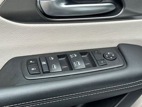 Used 2024 Chrysler Pacifica Touring-L image 13