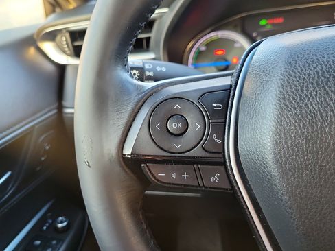 Used 2022 Toyota Venza XLE image 16