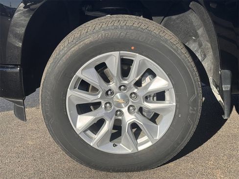 Used 2023 Chevrolet Silverado 1500 Custom image 9