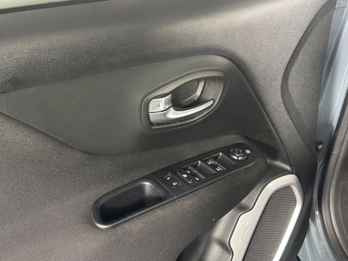 Used 2018 Jeep Renegade Latitude image 27