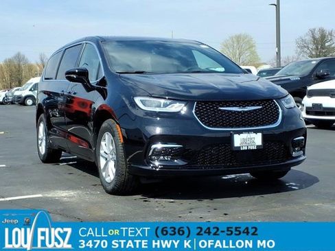 New 2026 Chrysler Pacifica Select image 1