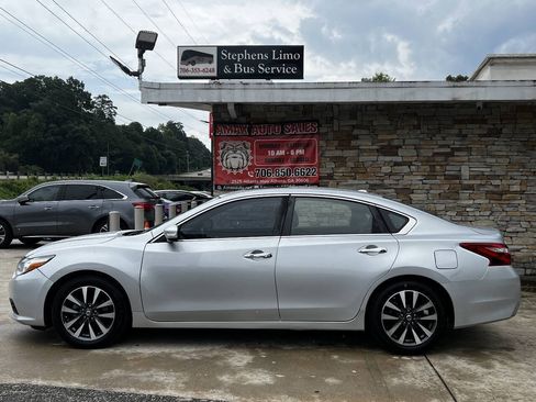 Used 2017 Nissan Altima 2.5 SL w/ Moonroof Package FWD image 3