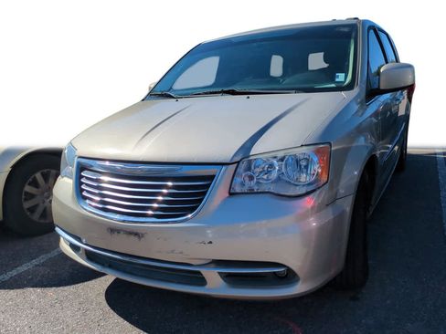 Used 2016 Chrysler Town & Country Touring image 1