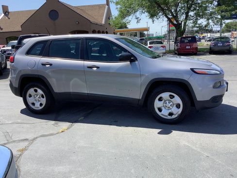 Used 2017 Jeep Cherokee Sport w/ Trailer Tow Group AWD/4WD image 9