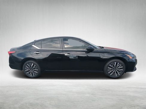 Used 2023 Nissan Altima 2.5 SV w/ SV Premium Package image 2