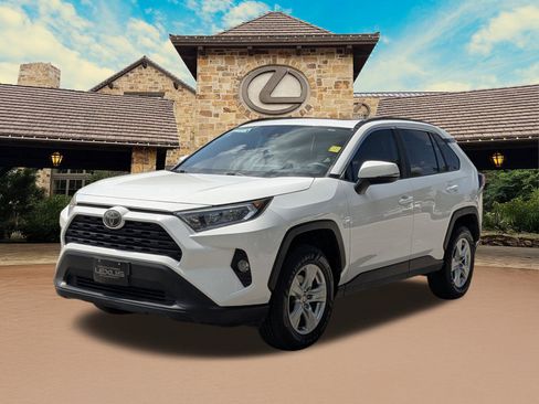 Used 2021 Toyota RAV4 XLE w/ Convenience Package FWD image 4