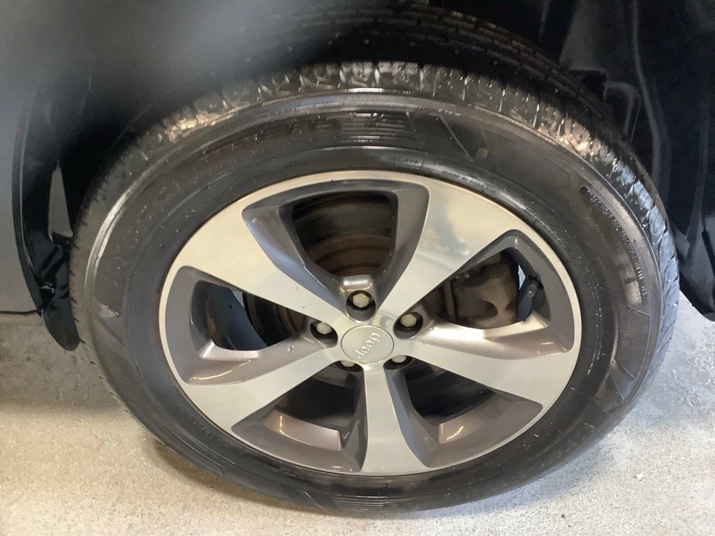 Used 2019 Jeep Cherokee Limited AWD/4WD image 10