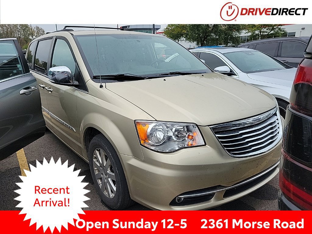 Used 2012 Chrysler Town & Country Touring-L w/ Driver Convenience Group FWD image 1