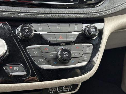 Used 2024 Chrysler Pacifica Select image 21