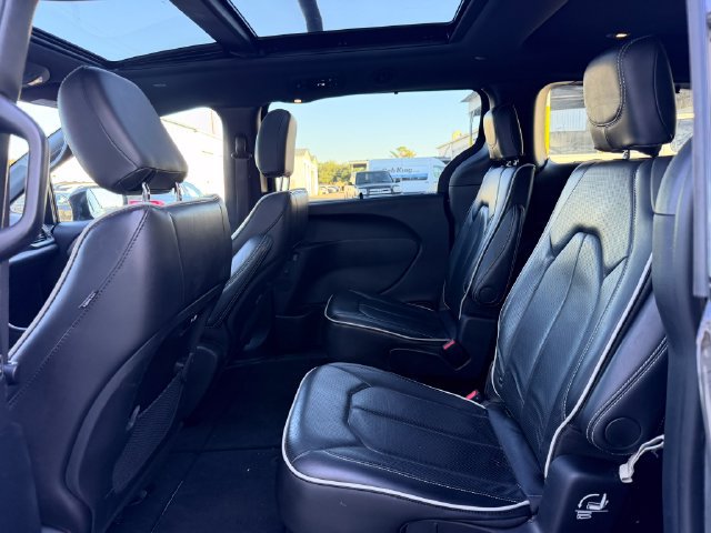 Used 2025 Chrysler Pacifica Limited FWD image 13