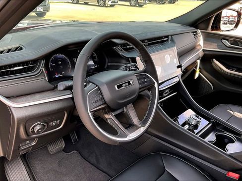 New 2026 Jeep Grand Cherokee L Limited w/ Limited Altitude Package AWD/4WD image 9