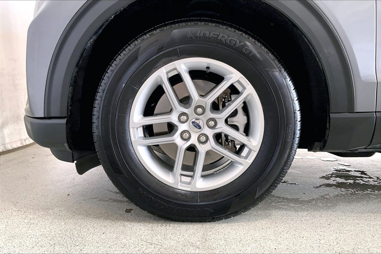 Certified 2025 Ford Explorer Active w/ Active Comfort Package RWD image 8