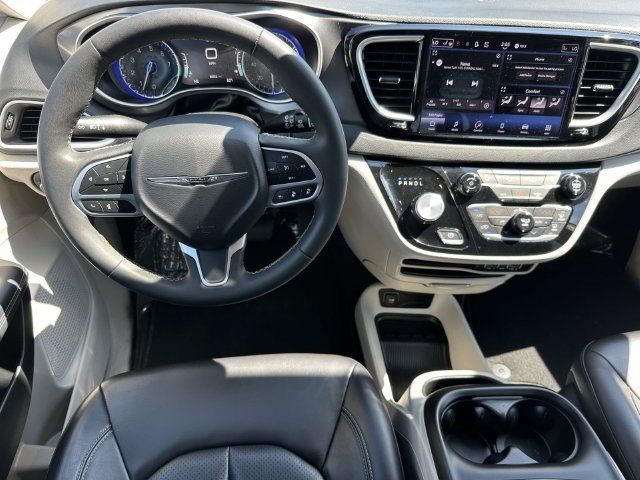 Used 2023 Chrysler Pacifica Touring-L FWD image 2