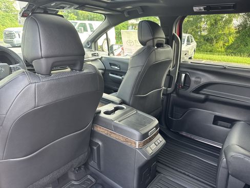 New 2025 Toyota Sienna Platinum image 28