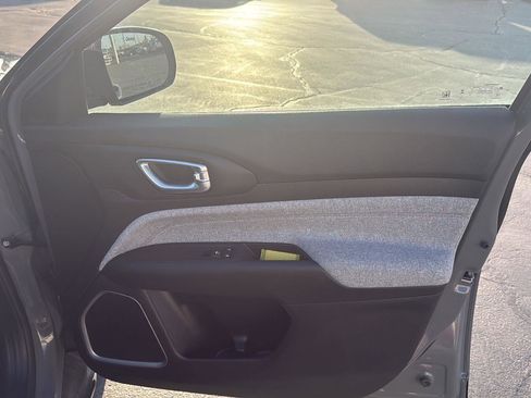 Used 2023 Jeep Compass Latitude image 30