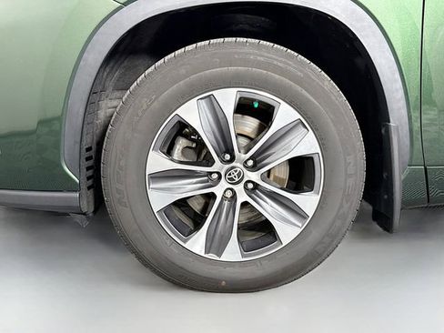 Used 2023 Toyota Highlander XLE AWD/4WD image 32