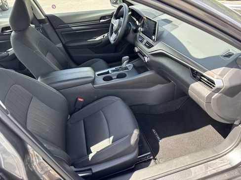 Used 2025 Nissan Altima 2.5 SV FWD image 29