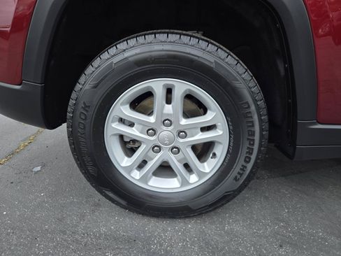 Used 2023 Jeep Grand Cherokee Laredo RWD image 35