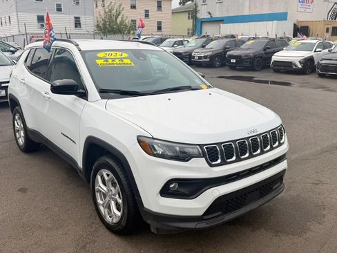 Used 2024 Jeep Compass Latitude AWD/4WD image 2